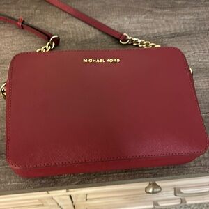 Michael Kors Jet Set Large Leather Crossbody Bag in Cranberry color